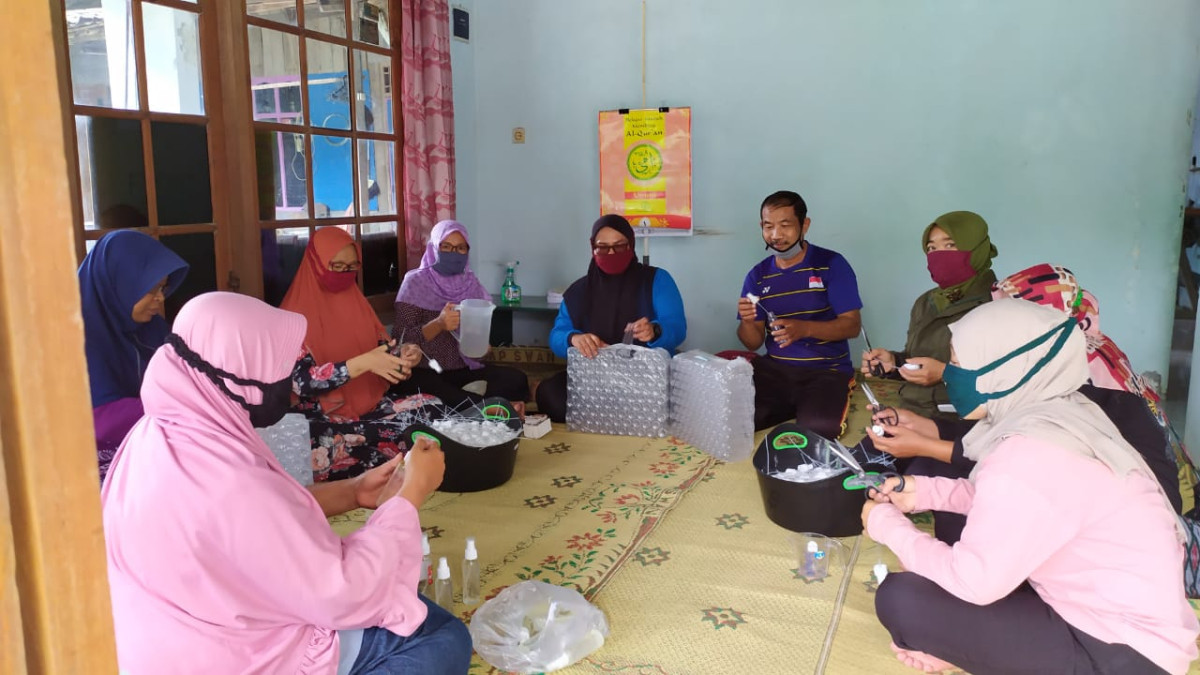 Membuat Handsanitaizer Bersama Warga Kampung KB Sapta Bakti